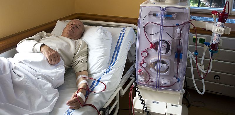 Pacient na Klinice nefrologie Všeobecné fakultní nemocnice v Praze na Karlově náměstí. Pacient na Klinice nefrologie Všeobecné fakultní nemocnice v Praze na Karlově náměstí.