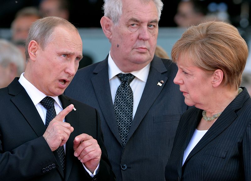 Ruský prezident Vladimir Putin, jeho český protějšek Miloš Zeman a německá kancléřka Angela Merkelová při oslavách 70 let od spojeneckého vylodění v Normandii.