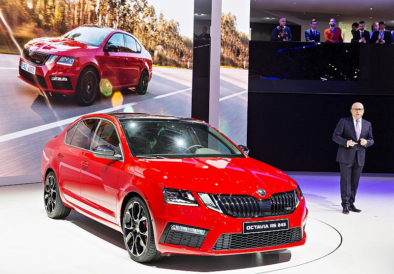 Zájem o české zboží za hranicemi je stále velký. Na snímku je šéf automobilky Škoda Auto Bernhard Maier a vůz Škoda Octavia RS 245, který představil na 87. mezinárodním autosalonu v Ženevě.