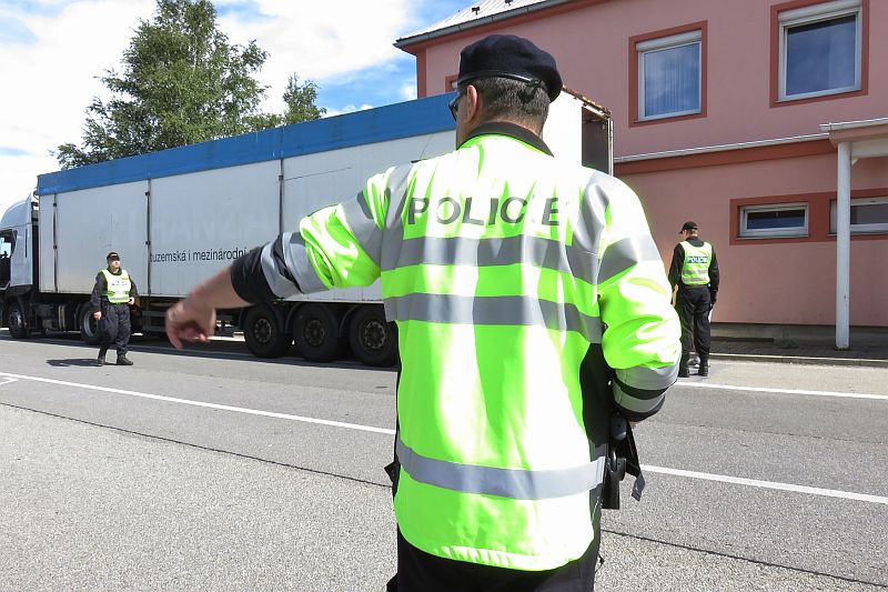 Cizinecká policie (ilustrační foto). Cizinecká policie (ilustrační foto).
