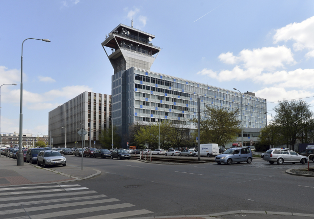 K administrativní budově patří i technologický komplex včetně vysílací věže.