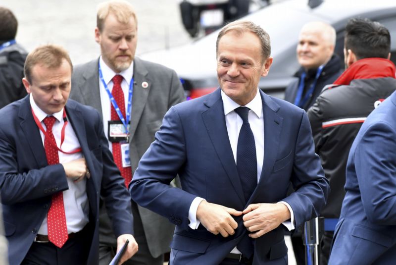 Donald Tusk přijíždí na summit. Donald Tusk přijíždí na summit.