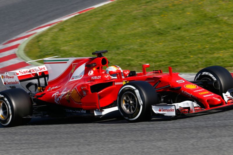 Německý pilot formule 1 Sebastian Vettel se svým monopostem Ferrari.