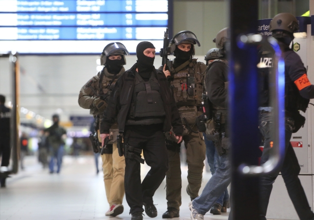 Policie na nádraží v Düsseldorfu.