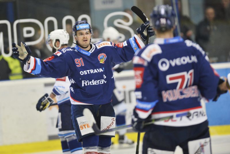 Vitkovičtí hokejisté a jejich vedení se zlobí na Plzeň kvůli tlaku na sudí.