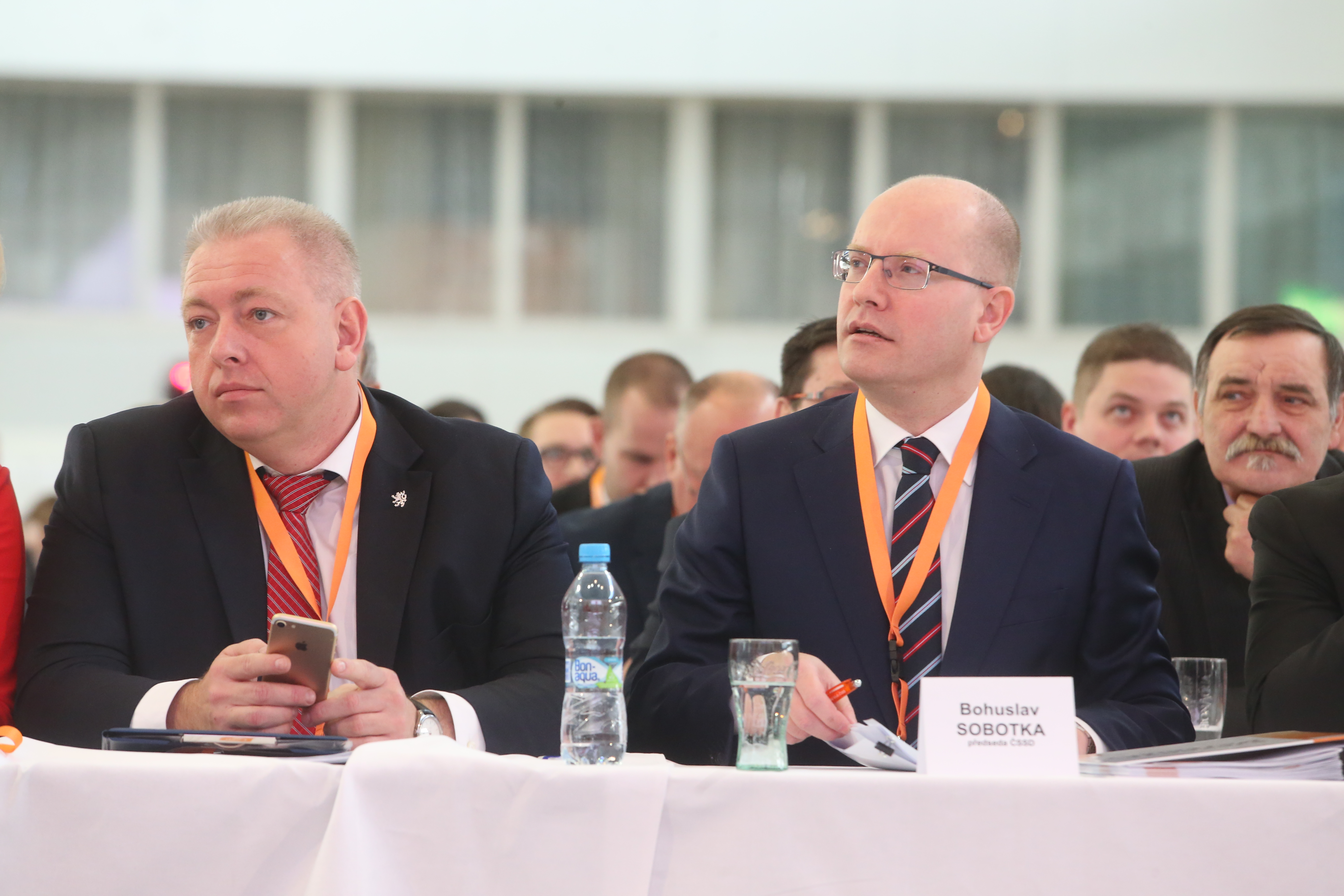 Ministr vnitra a první místopředseda ČSSD Milan Chovanec (vlevo) v Brně na sjezdu ČSSD sklidil svým výstupem před delegáty několikrát potlesk. Mluvil o sebevědomí a hrdosti členů strany, nynější vládě, kterou považuje za úspěšnou, i o politicích ve vedení krajů a měst.