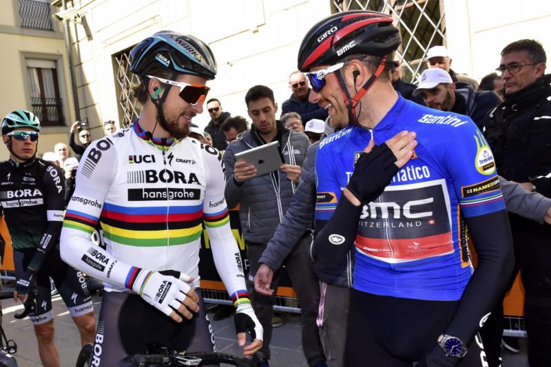 Slovenský showman Peter Sagan (vlevo) si užívá i za jízdy.