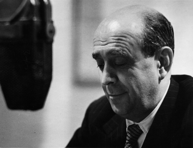 Jan Masaryk při jednom ze svých rozhlasových projevů v BBC.