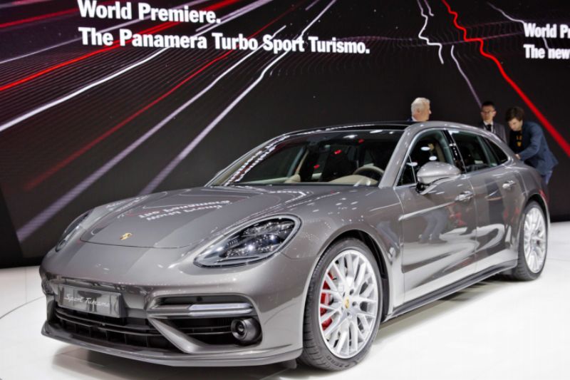 Porsche a kombi? Neuvěřitelné se stalo skutkem, model Panamera se sice nazývá Sport Turismo, ale je to kombík. Porsche a kombi? Neuvěřitelné se stalo skutkem, model Panamera se sice nazývá Sport Turismo, ale je to kombík.