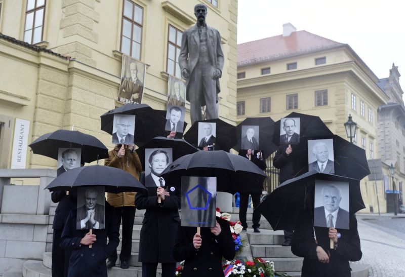 Podobizny všech prezidentů českého státu se sešly u Masaryka.