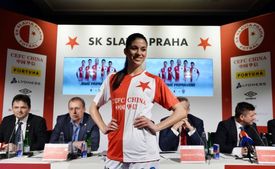 Dres pražské Slavie s logem sponzora CEFC.