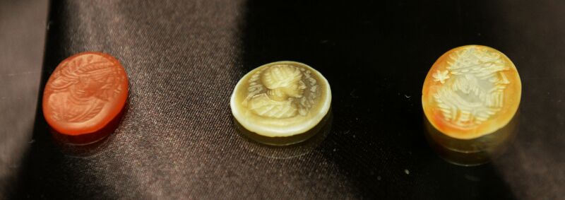 Pečetní intaglio z 3. až 6. století. Pečetní intaglio z 3. až 6. století.