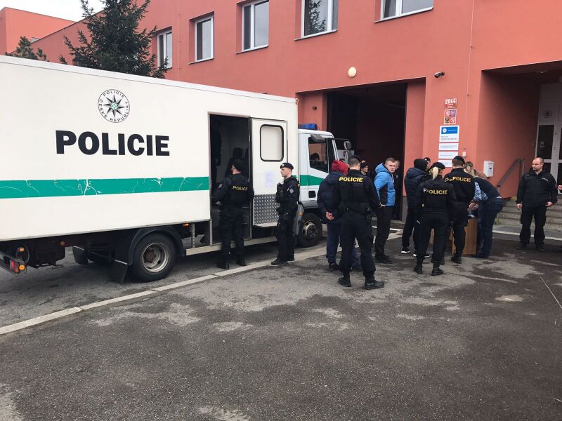Cizinecká policie zadržela přes 80 lidí ve skladu firmy Rohlik.cz. Cizinecká policie zadržela přes 80 lidí ve skladu firmy Rohlik.cz.