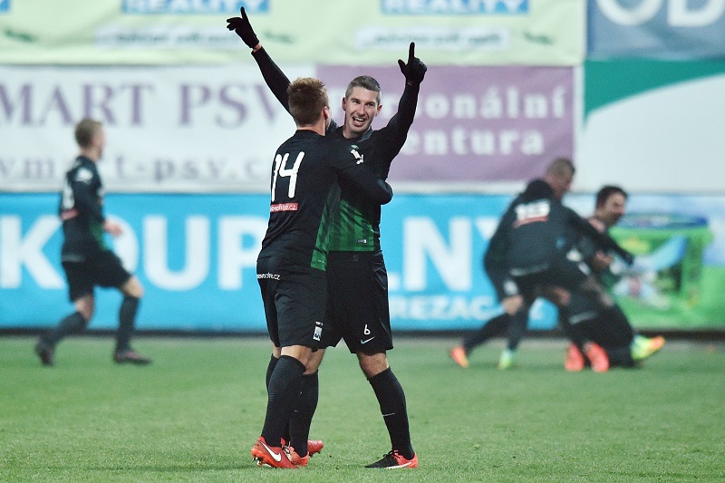 Příbramský fotbalista Tomáš Pilík se raduje ze vstřelené branky (vlevo).