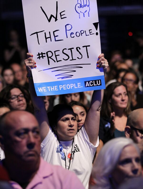 Americká unie občanských práv (ACLU) udělala instruktáž pro aktivisty.