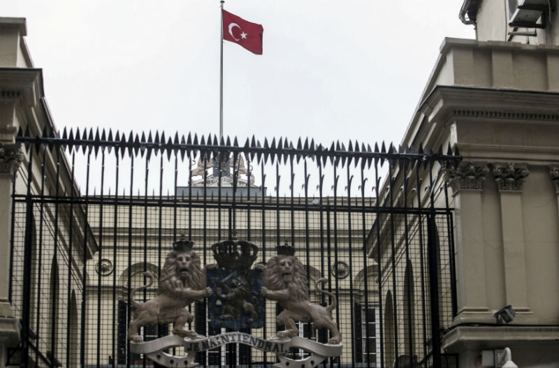 Turecká vlajka nakrátko vlála na nizozemském konzulátu v Istanbulu. Turecká vlajka nakrátko vlála na nizozemském konzulátu v Istanbulu.