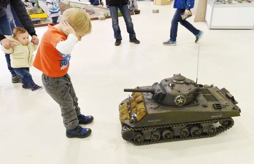 Chlapec se dívá na model tanku americké armády Sherman. Chlapec se dívá na model tanku americké armády Sherman.