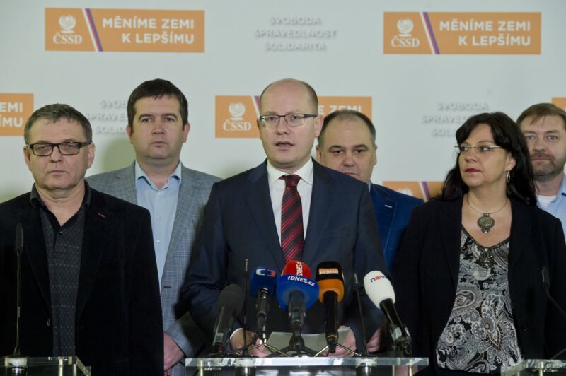Ministr zahraničí Lubomír Zaorálek (zleva), předseda Poslanecké sněmovny Jan Hamáček, premiér a staronový předseda ČSSD Bohuslav Sobotka, poslanec Jan Birke, ministryně práce a sociálních věcí Michaela Marksová a předseda poslaneckého klubu ČSSD Roman Sklenák.