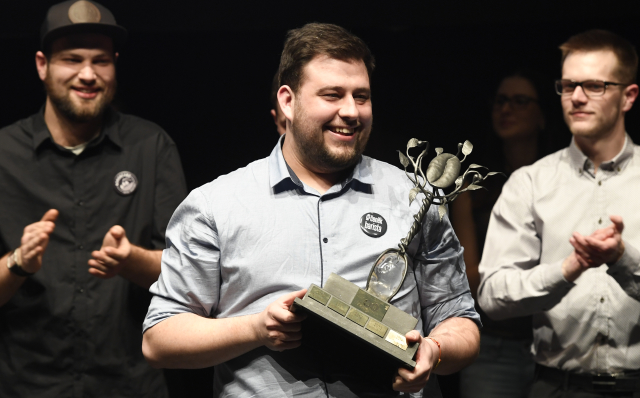 Jan Škeřík (uprostřed) se stal vítězem národního kola soutěže Barista roku 2017.
