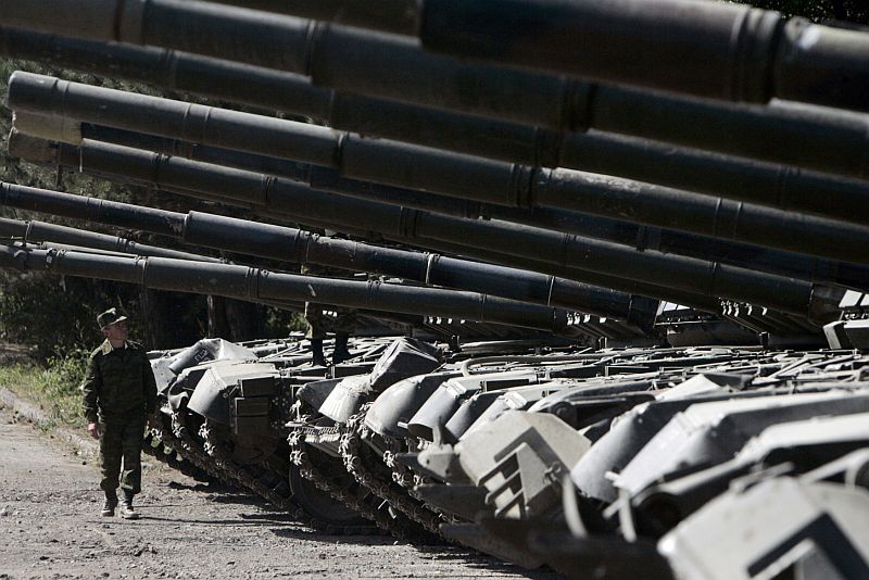 Ruský voják na inspekci tanků v Jižní Osetii v roce 2008.