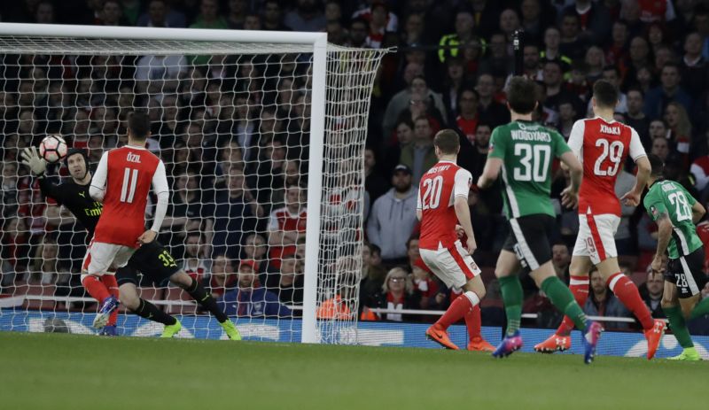 Petr Čech se zastal svého spoluhráče Alexise. Petr Čech se zastal svého spoluhráče Alexise.