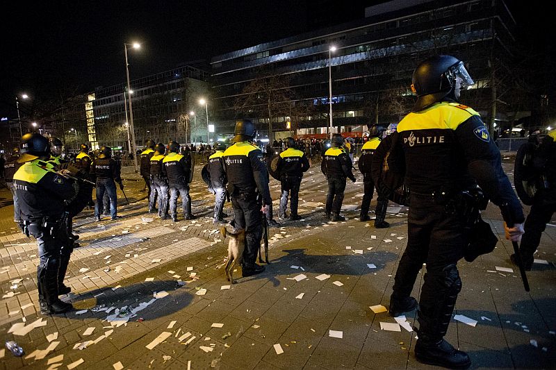 Nizozemská policie při zásahu proti tureckým demonstrantům. Nizozemská policie při zásahu proti tureckým demonstrantům.