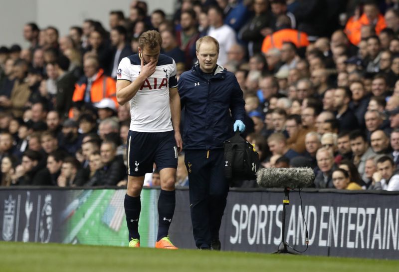 Střelec Tottenhamu Harry Kane kulhá ze hřiště. Střelec Tottenhamu Harry Kane kulhá ze hřiště.