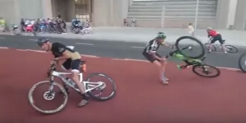 Cyklisté padali z kol. Rychlost větru přesahovala 100 kilometrů za hodinu.