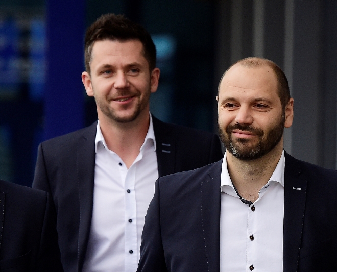 Davidu Holoubkovi (vlevo) s Tomášem Požárem teď už příliš do úsměvu není.