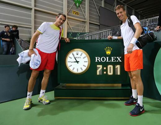 Tomáš Berdych s Lukášem Rosolem po sedmihodinové bitvě proti Švýcarsku.