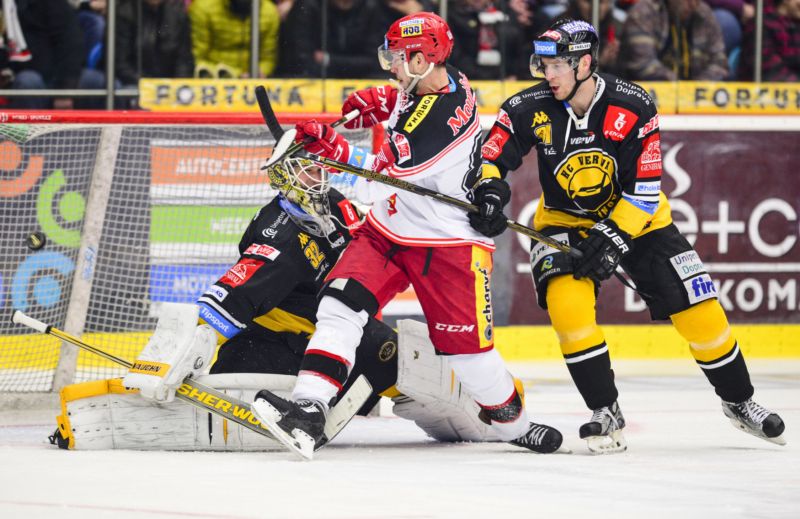 Litvínov vyhrál úvodní zápas čtvrtfinále play-off s Hradcem. Litvínov vyhrál úvodní zápas čtvrtfinále play-off s Hradcem.