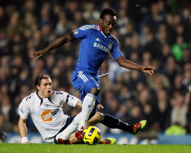 Michael Essien na archivním snímku v dresu Chelsea. 