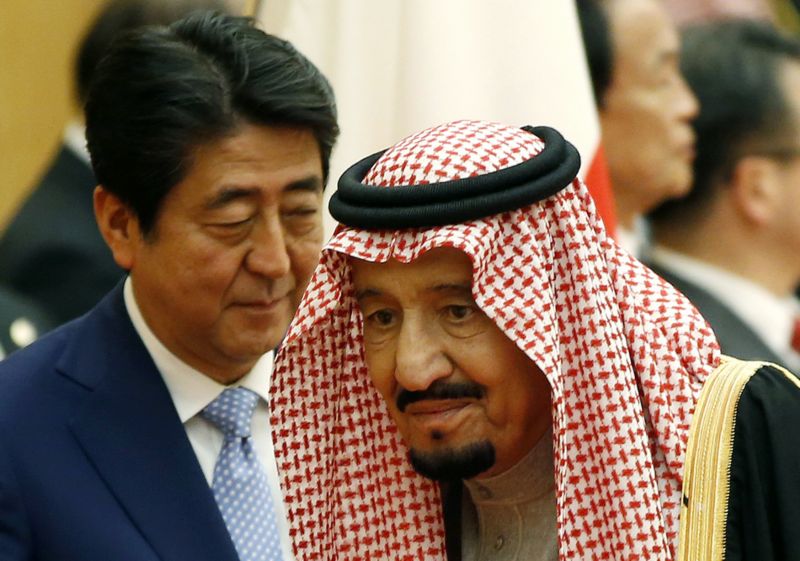 Saúdský král Salmán bin Abd al-Azíz a japonský premiér Šinzó Abe.