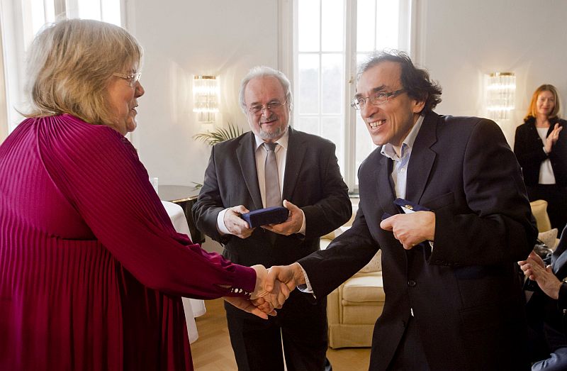 Slovenský režisér Matěj Mináč (vpravo) a producent Patrik Pašš (uprostřed) obdrželi 14. března na švédské ambasádě v Praze Cenu Raoula Wallenberga za filmy, které oživují vzpomínku na počiny Nicholase Wintona.