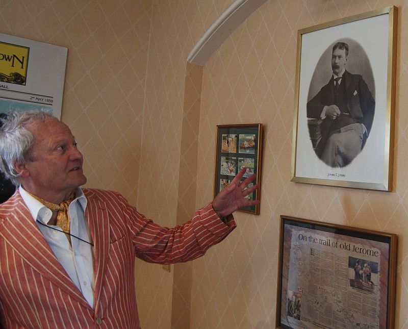 Tony Gray, tajemník společnosti Jeroma Klapky Jeroma, u portrétu spisovatele v Klapkově rodném domě ve Walsallu na severu Anglie.