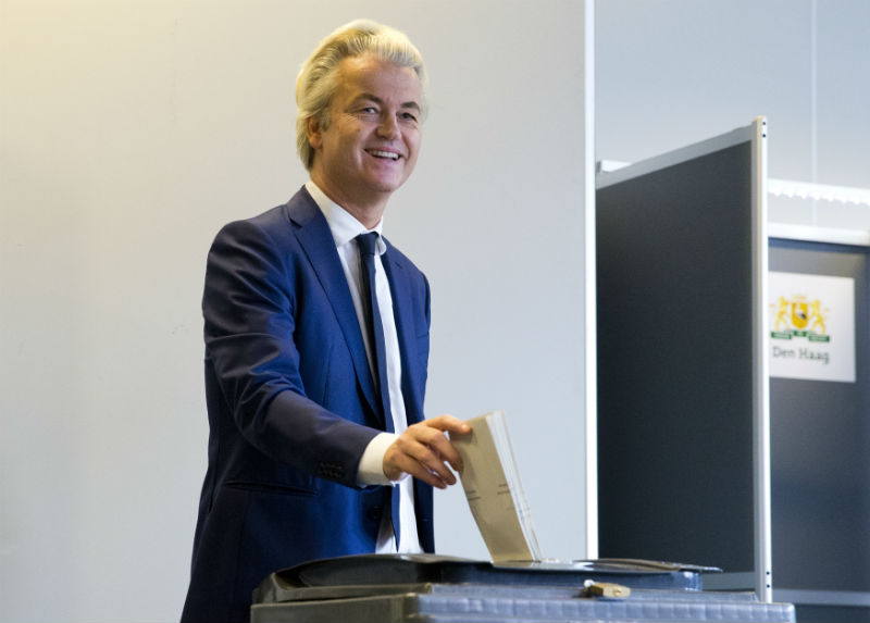 Geert Wilders vhazuje volební lístek. Geert Wilders vhazuje volební lístek.