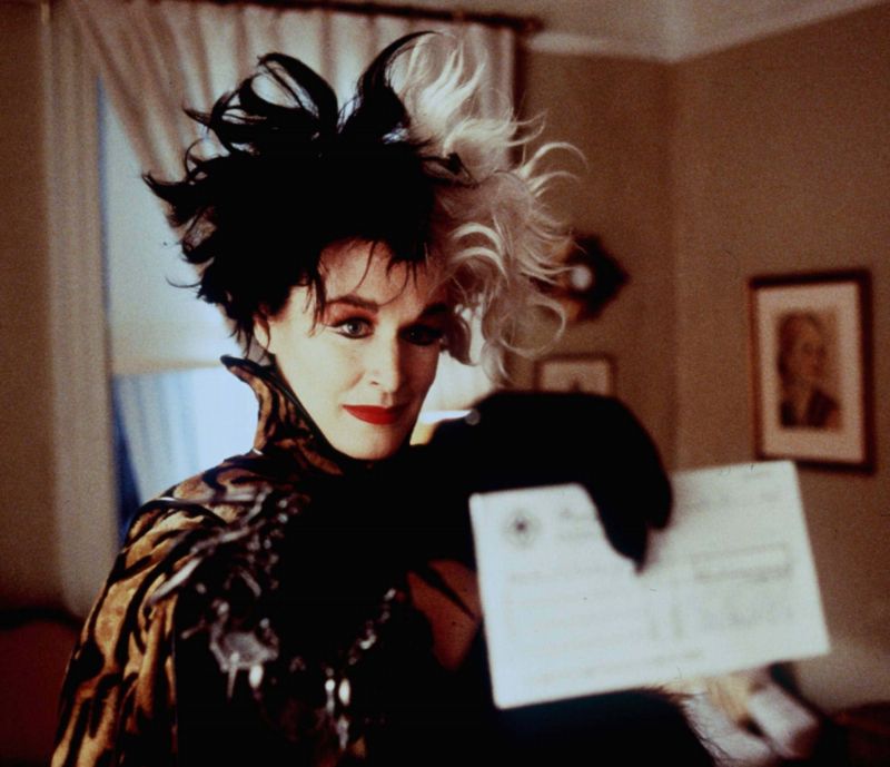 Glenn Closeová jako Cruella de Vil ve filmu 101 dalmatinů.