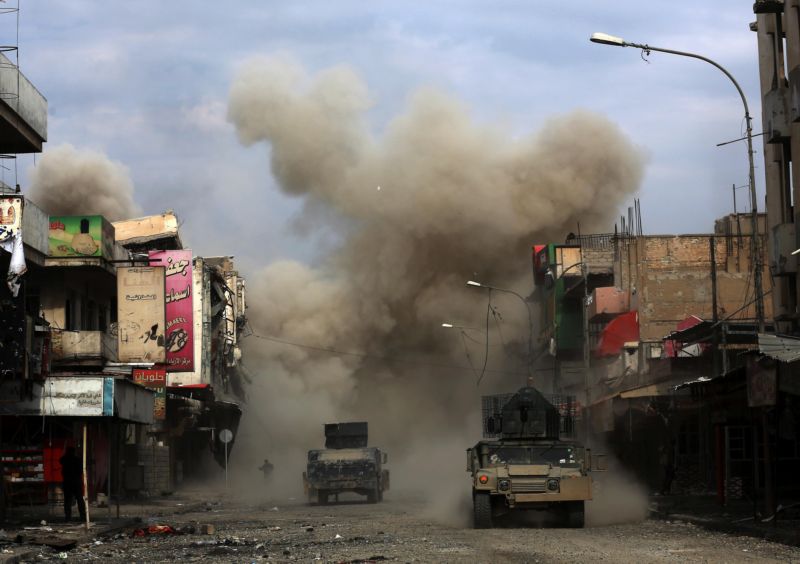 Kvůli bojům o západní Mosul opustilo své domovy již sto tisíc lidí. Kvůli bojům o západní Mosul opustilo své domovy již sto tisíc lidí.