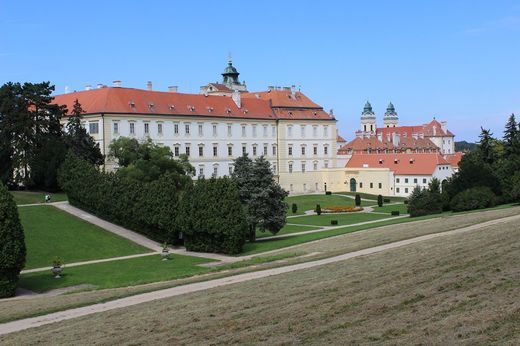 Zámek ve Valticích pokračuje ve zatraktivňování svých prostor. Po rekordním roce 2016, kdy na zámek Valtice zavítalo více než 140 tisíc návštěvníků, bude i rok 2017 patřit mimo základní prohlídkovou trasu výstavám, divadlu a kultuře. Zámek ve Valticích pokračuje ve zatraktivňování svých prostor. Po rekordním roce 2016, kdy na zámek Valtice zavítalo více než 140 tisíc návštěvníků, bude i rok 2017 patřit mimo základní prohlídkovou trasu výstavám, divadlu a kultuře.
