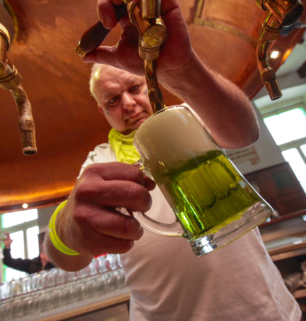 V brněnském pivovaru Starobrno uvařili již tradičně na velikonoční Zelený čtvrtek zelené pivo.
