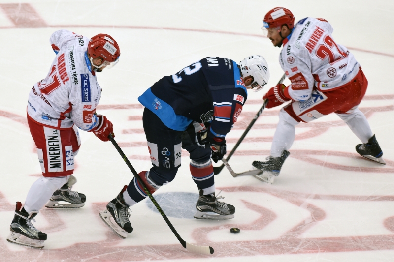 Chomutovští hokejisté v souboji s Třincem. Chomutovští hokejisté v souboji s Třincem.