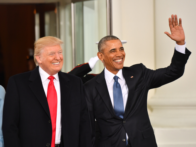 Americký prezident Donald Trump (vlevo) a bývalý prezident Barack Obama. Americký prezident Donald Trump (vlevo) a bývalý prezident Barack Obama.