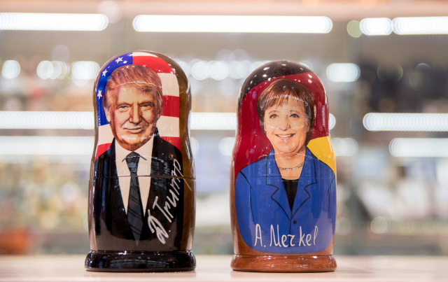 Podobizny německé kancléřky Angely Merkelové a amerického prezidenta Donalda Trumpa na ruských matrjoškách v obchodě se suvenýry v Moskvě.