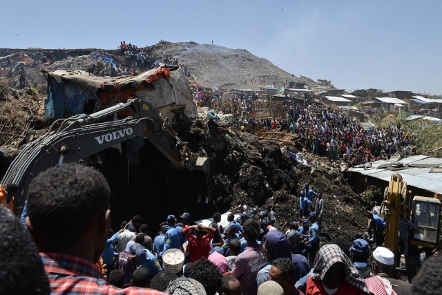 Snímek z místa u Addis Abeby v Etiopii, kde došlo k sesuvu odpadků.