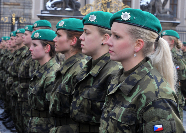 Slavnostní přísaha vojáků Armády České republiky 28. října na Hradčanském náměstí v Praze.