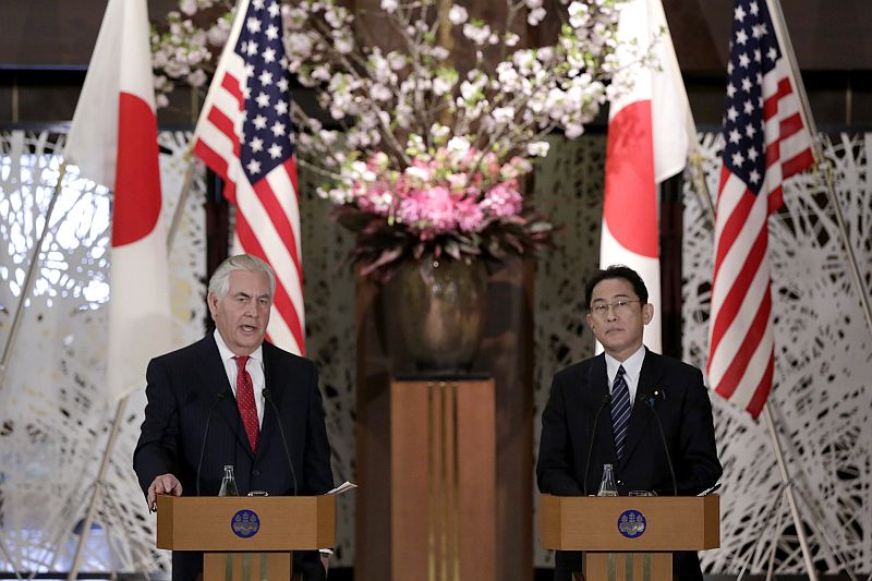 Americký ministr zahraničí Rex Tillerson (vlevo) a jeho japonský protějšek Fumio Kišida.