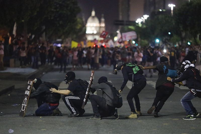 Demonstranti v brazilském Riu de Janeiro. Demonstranti v brazilském Riu de Janeiro.