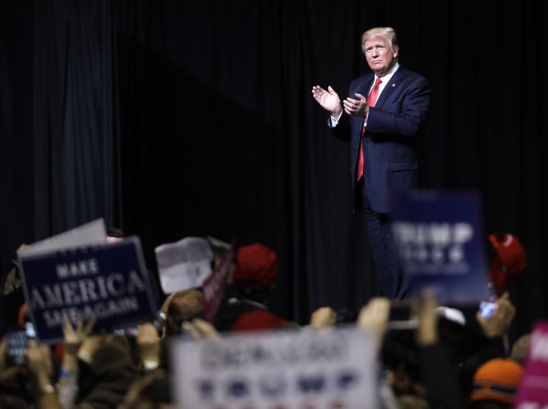 Podle kritiků není Trumpův rozpočet dostatečný pro armádu ani pro občany.