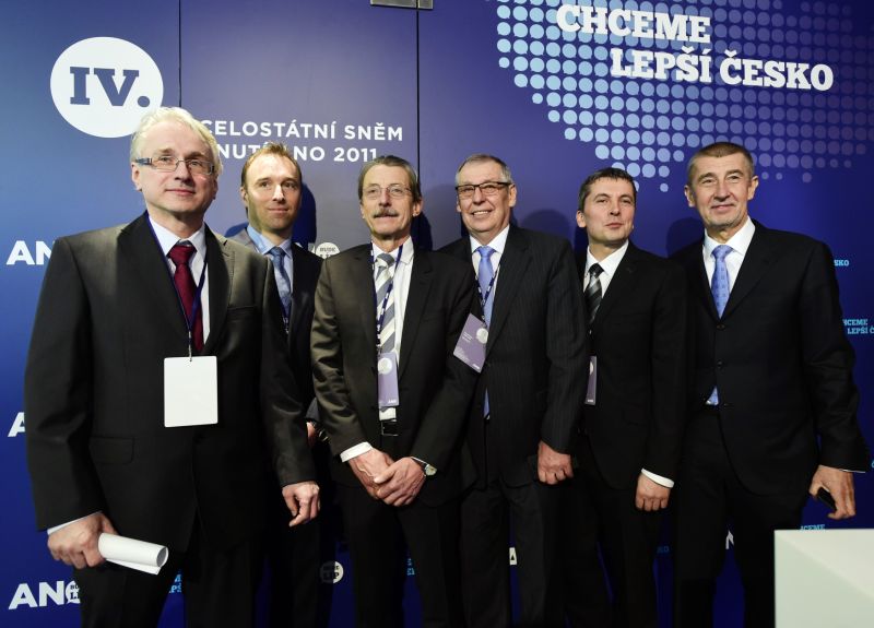 Zleva jsou Jiří Bláha, Milan Hnilička, Jiří Hlavatý, František Piškanin, Petr Morcinek a Andrej Babiš.