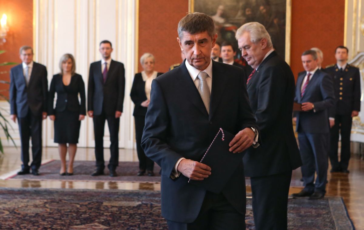 Prezident Miloš Zeman při jmenování ministra financí Andreje Babiše do funkce.